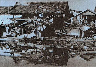 A ruined house (caused by Ise Bay typhoon, Sept. 1959), photo from the "Chunichi" newspaper
