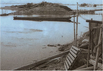 Collapsed bank in the Nagashima ringed land area (caused by Ise Bay Typhoon, Sept. 1959) Photo from the "Chunichi" newspaper