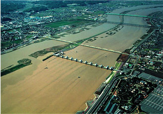 Water level at the Nagaragawa Estuary Barrage during the flood of October 2004