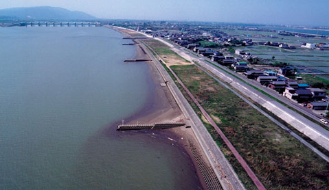 Artificial beach (near the point of 4 km along the left bank of the Nagara River)