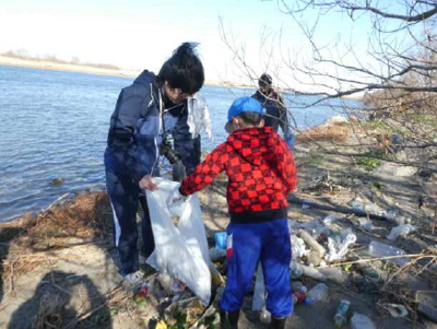 School children being engaged in clean-up activity