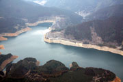 江川ダム[上秋月湖の湖面：2月撮影]