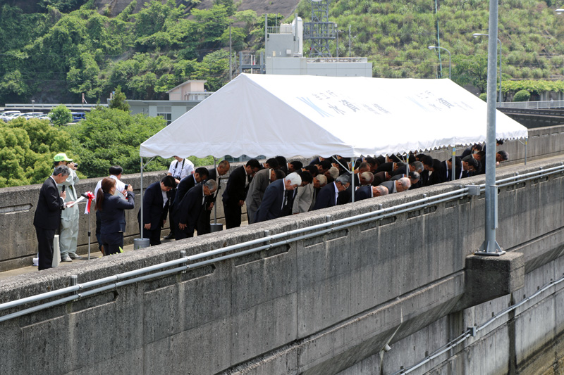 江川ダム湖に向かって一礼（写真）