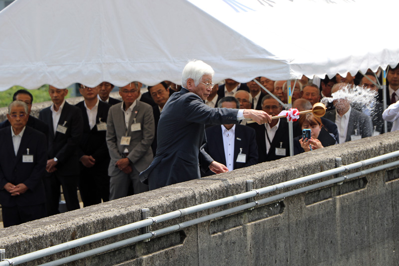 林朝倉市長による清酒注ぎの式（写真）