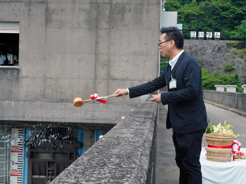 参加者も順に清酒注ぎの式（写真）