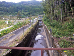 老朽化した開水路写真