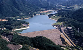 寺内ダムの全景