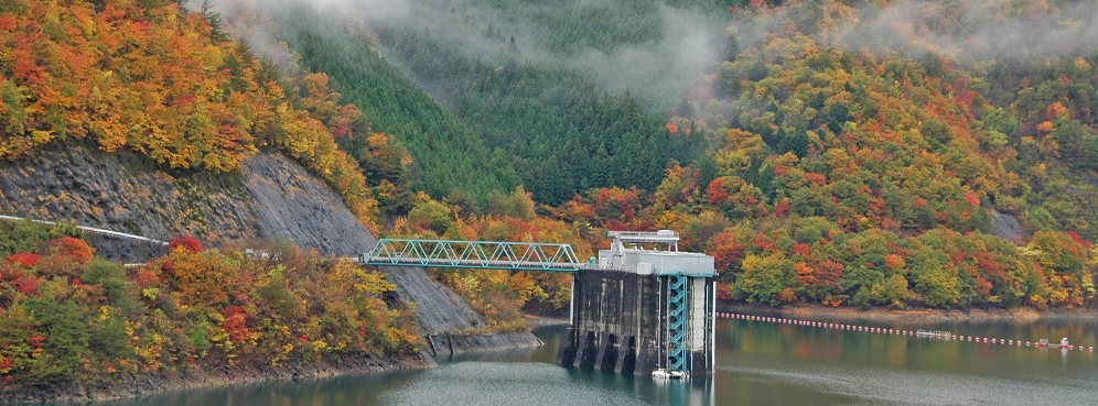 秋の写真ダム湖