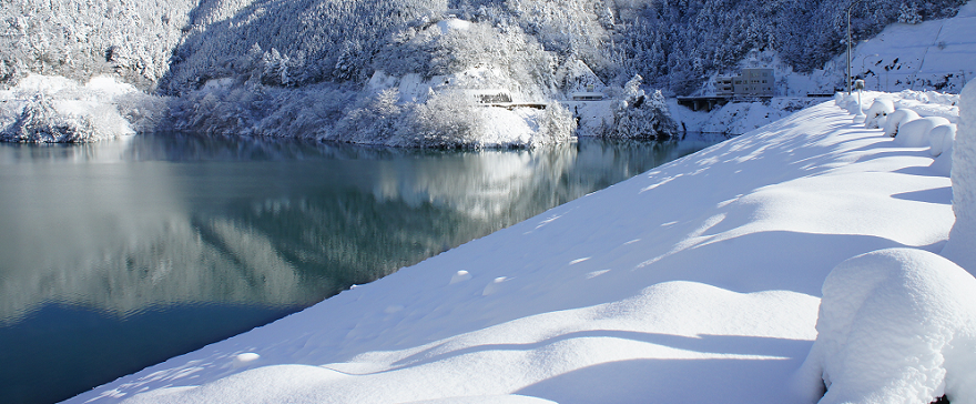 冬の写真ダム法面