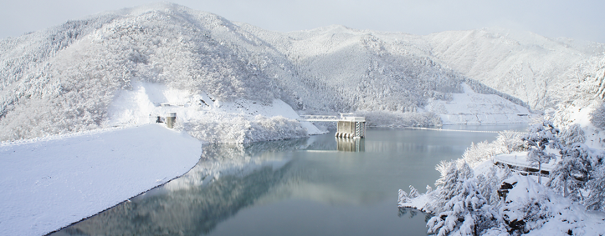 冬の写真大雪の貯水池
