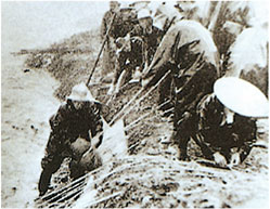 Desperate flood-fighting activities (June 1961), photo from the "Gifu" newspaper