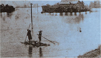 A house isolated by the flood water (Hashima City, Gifu Pref., June 1961), photo from the "Gifu" newspaper