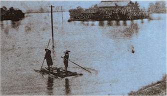 A house isolated by the flood water (Hashima City, Gifu Pref., June 1961), photo from the "Gifu" newspaper