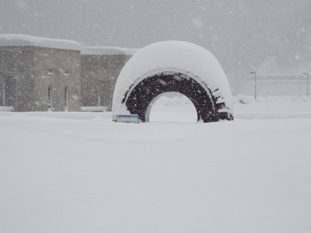 雪に埋もれた巨大タイヤ
