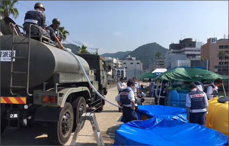 >航空自衛隊給水車に給水している様子