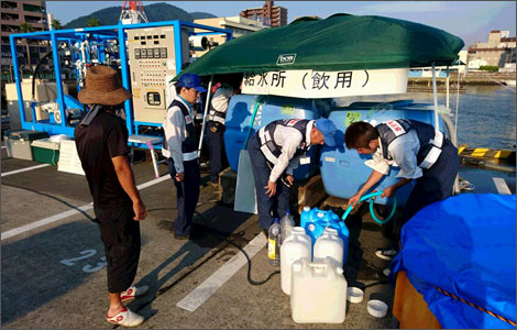 一般の方に給水している様子