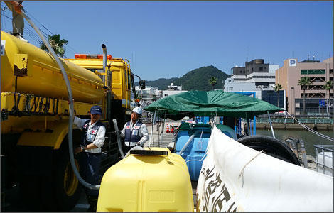 国土交通省散水車に給水（雑用水）している様子