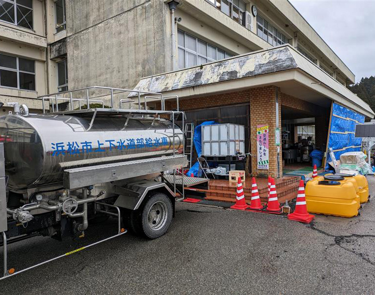 国土交通省散水車に給水（雑用水）している様子