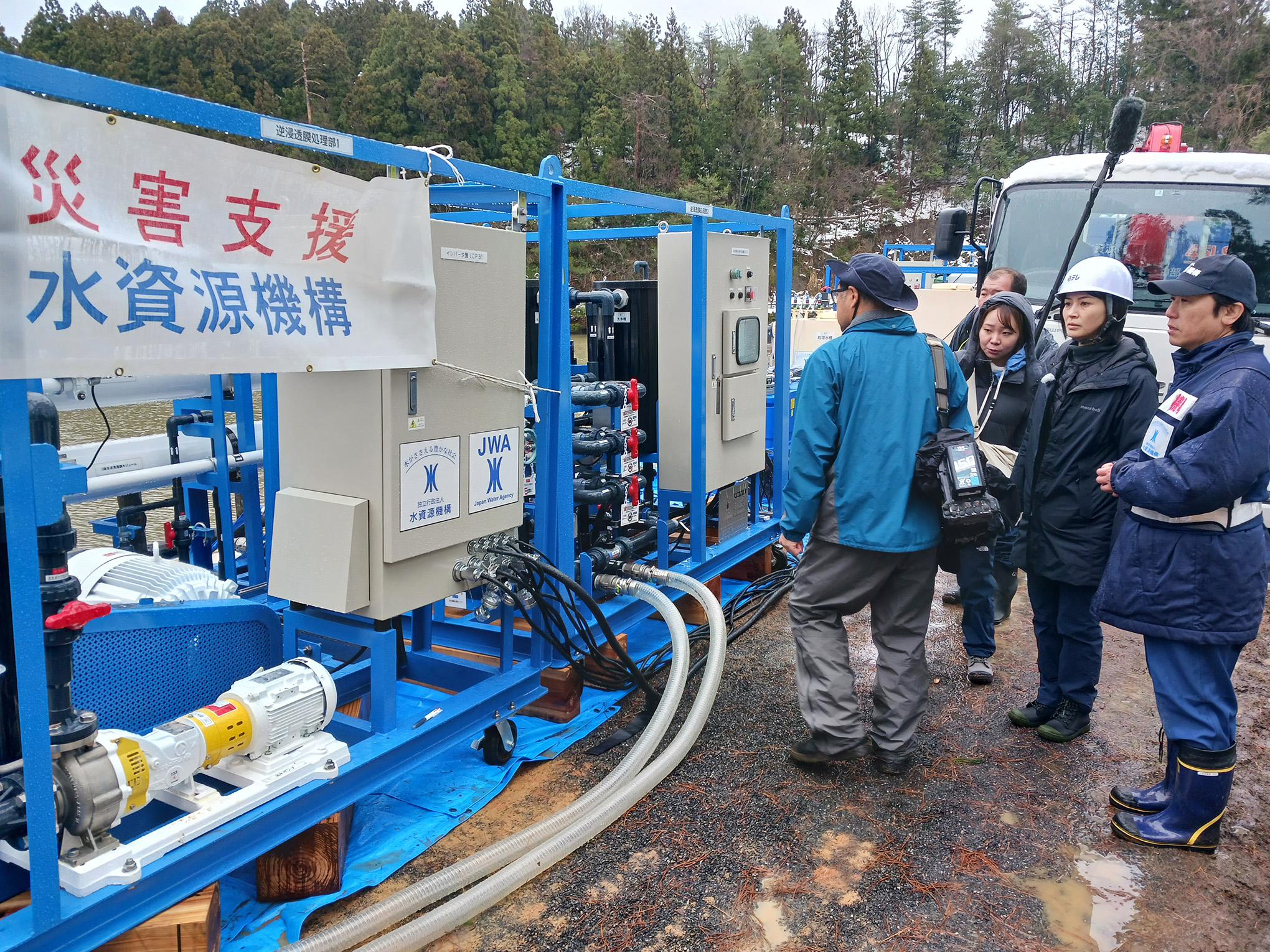 国土交通省散水車に給水（雑用水）している様子