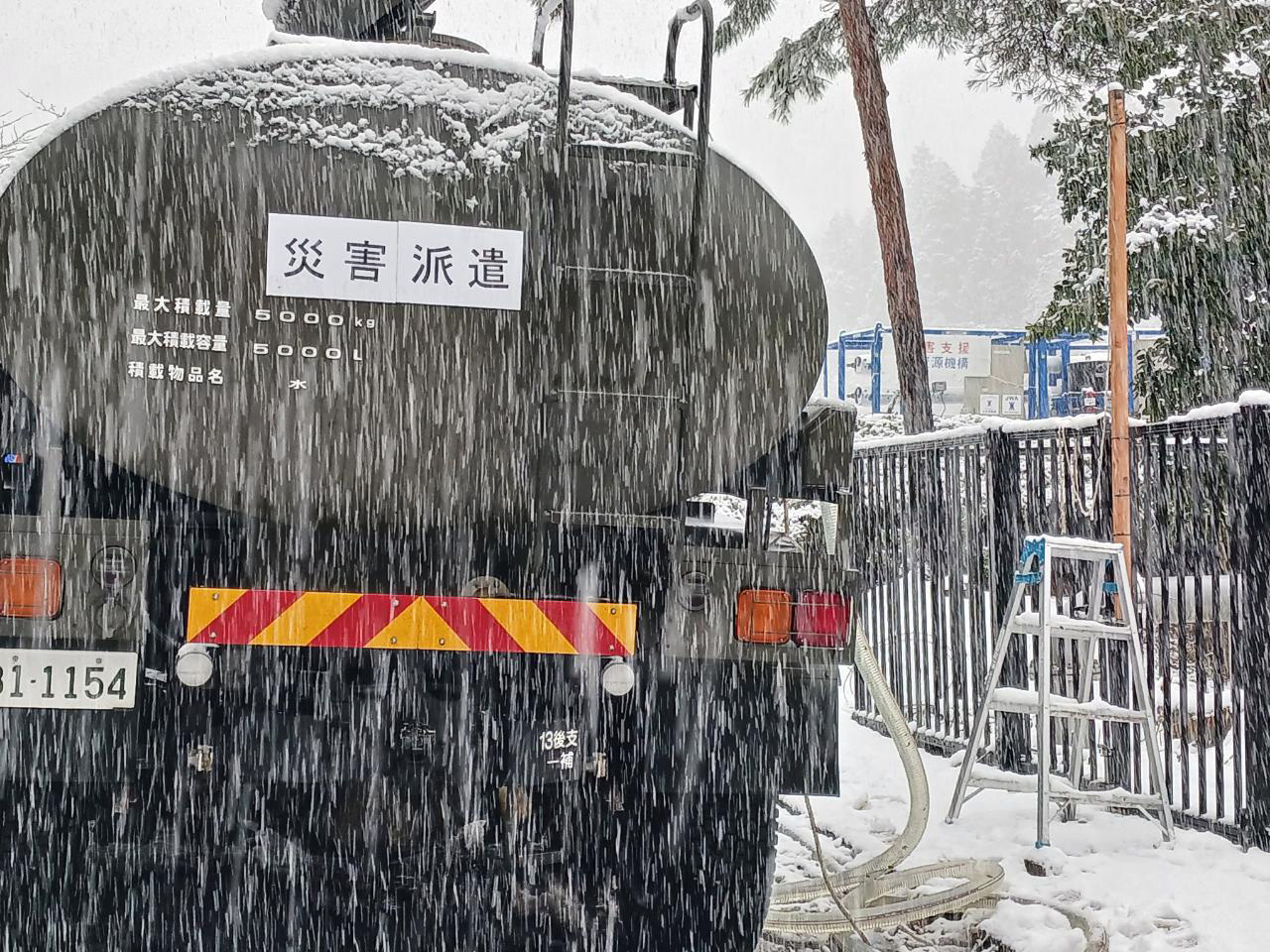 国土交通省散水車に給水（雑用水）している様子