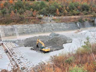 Removal of volcanic ashes from Mt. Ontake (Makio Dam-Aichi Canal)