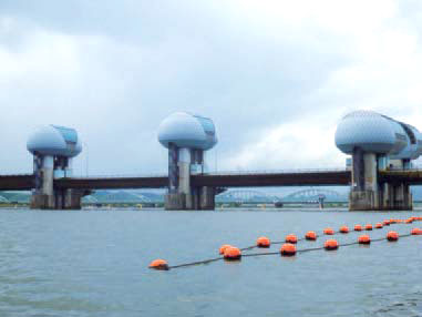 The gate at the Nagaragawa Estuary Barrage is widely opened to discharge flood water