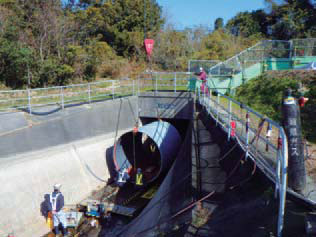 Bracing for an possible major earthquake(Inserting a steel pipe into the existing siphon)(Toyogawa Canal)