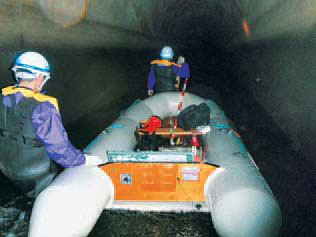 Inspecting the inside of a tunnel (Kasumigaura Canal)