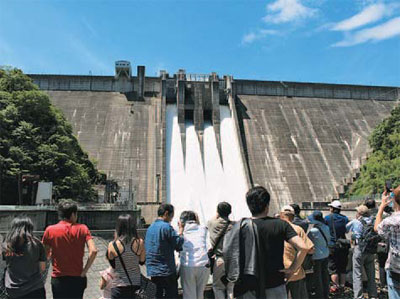 Gate inspection discharge-opening to the public (Shimokubo Dam)