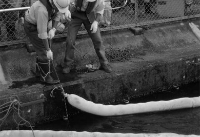 Installation work of a oil fence