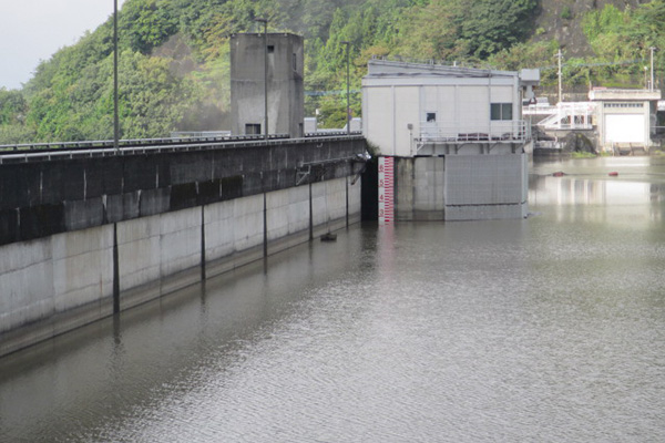 洪水前の貯水池