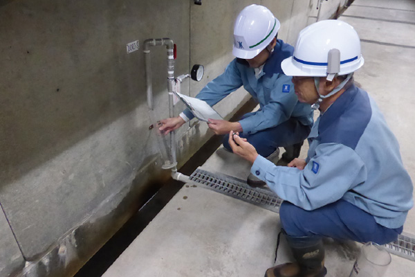 堤体内の漏水量測定（大山ダム）