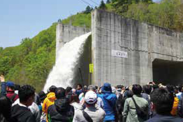 地元自治体と連携した点検放流イベント（矢木沢ダム）