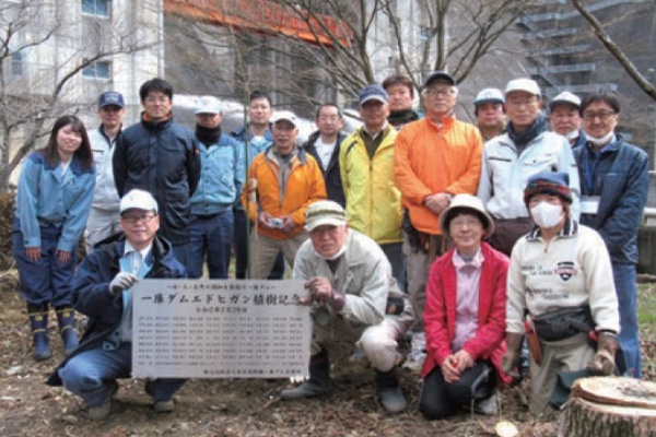 植樹の記念碑とともに