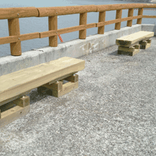 矢木沢ダムの木製ベンチの画像