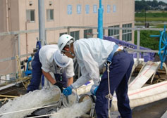 機構職員による排水作業