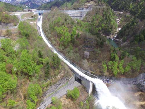 矢木沢ダム遠景