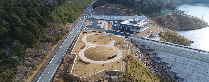 管理棟と右岸天端広場