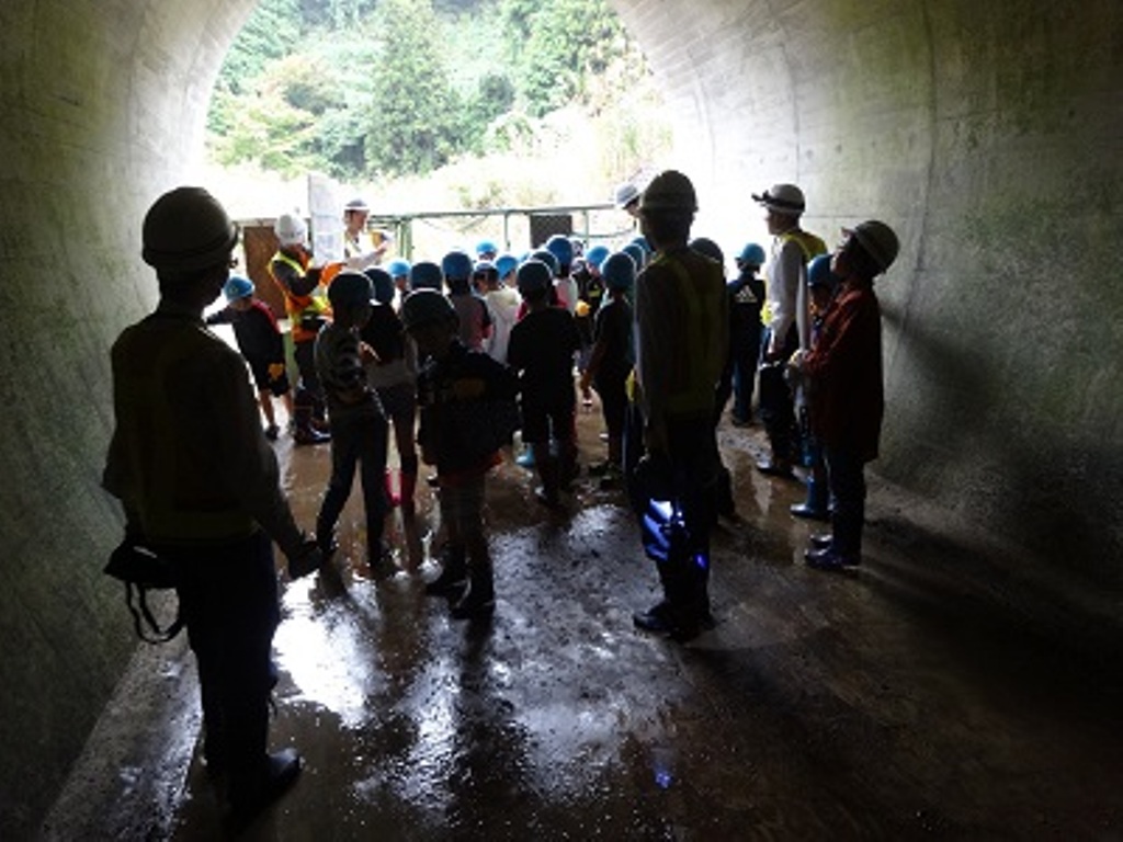 水の調査隊　仮排水路トンネル内を探検