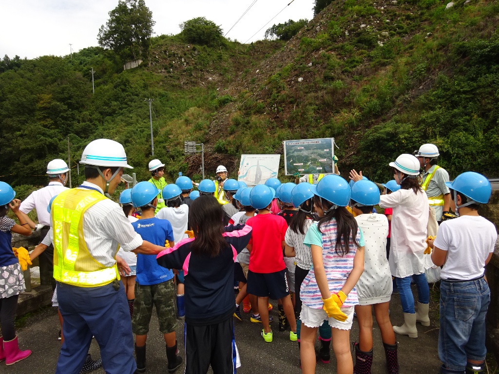 水の調査隊　青山小学校4年生が川上ダム建設予定地を見学