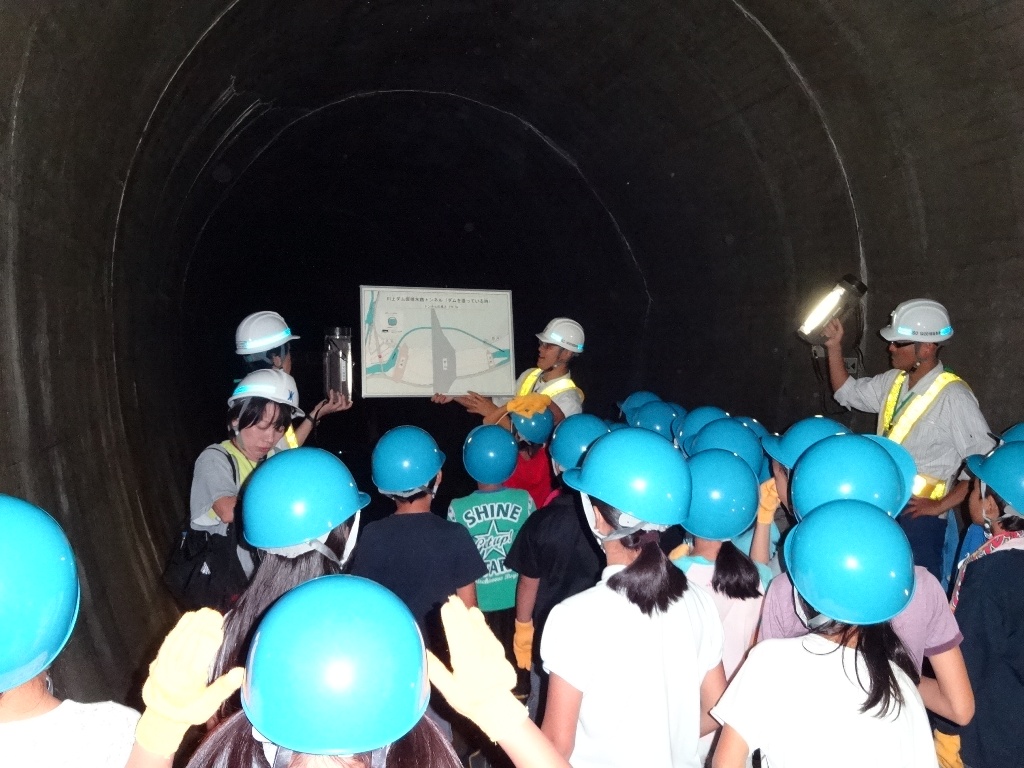 水の調査隊、トンネルを調査　仮排水路トンネル内（青山小学校）