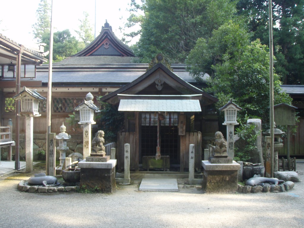 大村神社　要石社（要石は地震を防ぐ石）