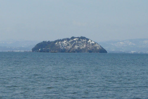 竹生島と湖西の山々