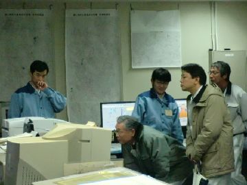 操作室について説明中です。