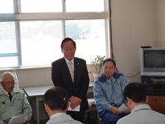 挨拶をされいている稲葉理事長