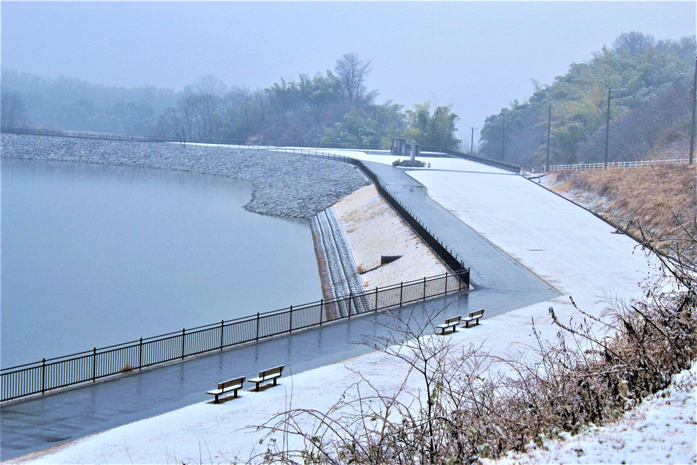 積雪する宝山湖画像