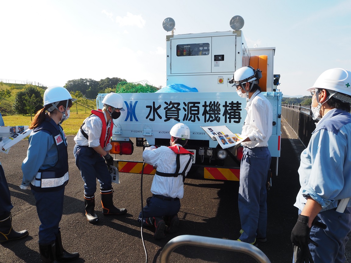 排水ポンプ車操作訓練画像