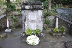 慰霊碑には花輪が捧げられて