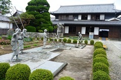 奥村家住宅と藍玉作りの像