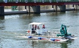 水草回収船の操縦